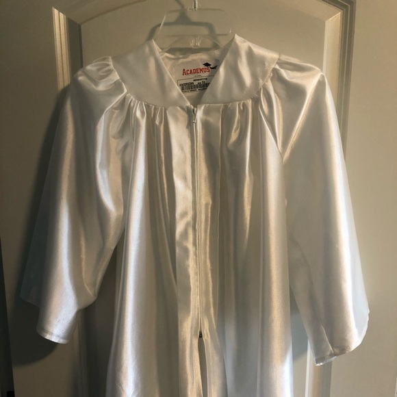 Kindergarten graduation gown - Picture 1 of 3